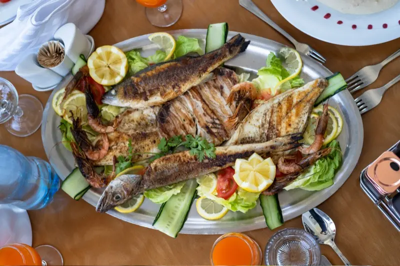 Plateau de poissons et crevettes grillés du restaurant Mordjane