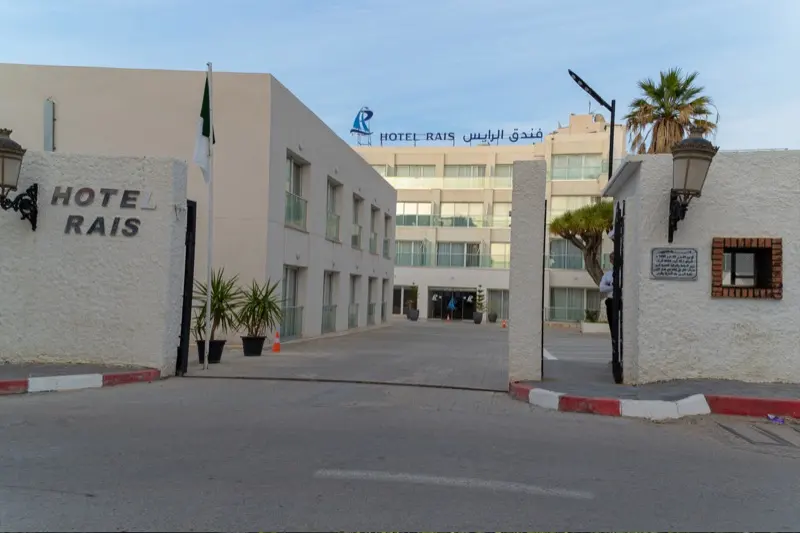 Entrée principale de l'Hôtel Raïs