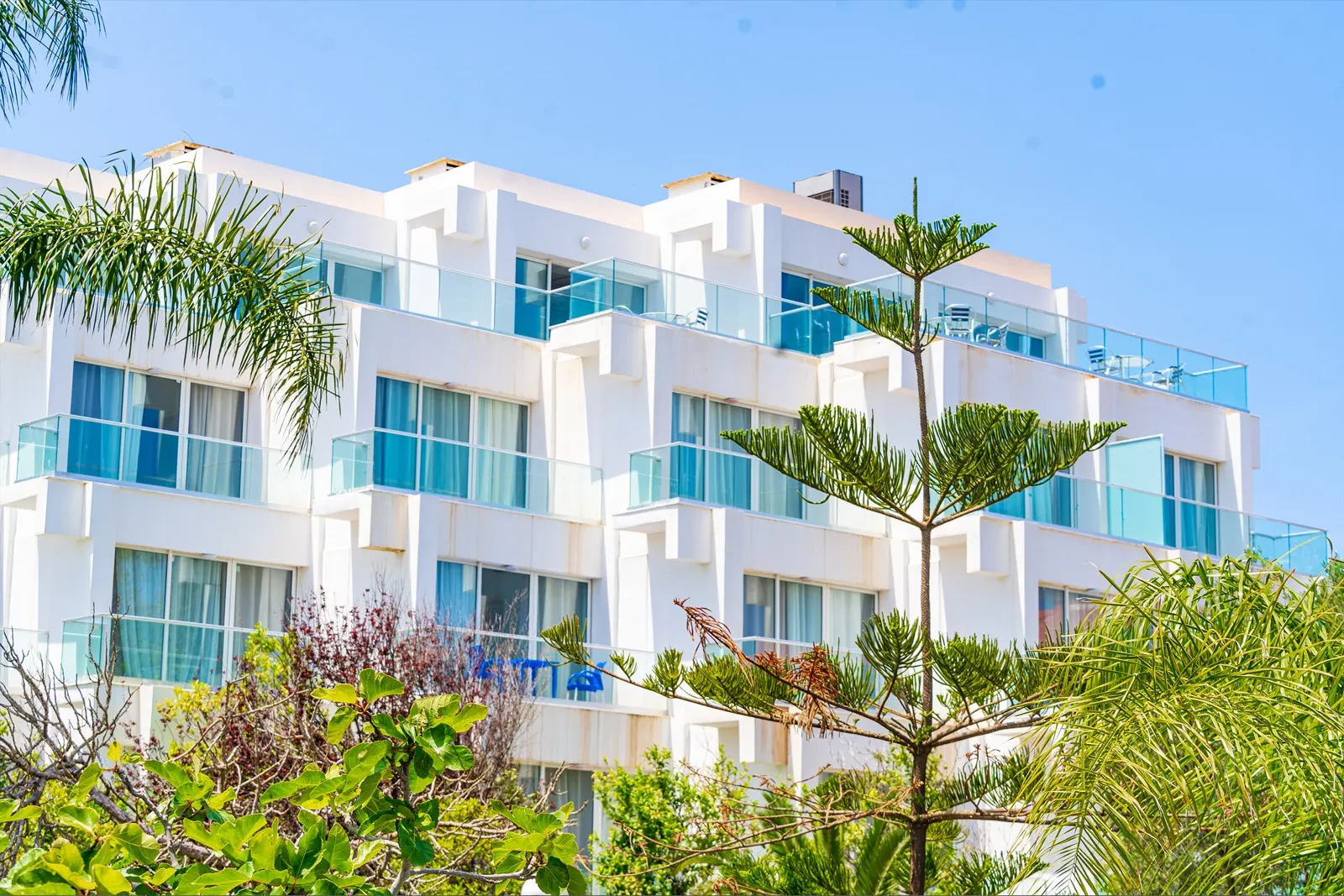 Balcons vitrés de l'Hôtel Raïs avec vue sur la Méditerranée