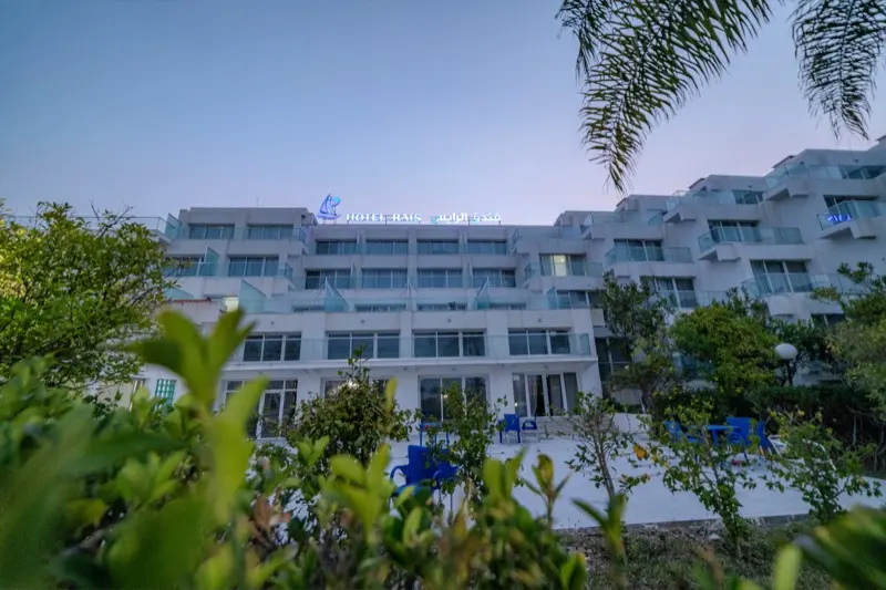 Façade de l'Hôtel Raïs illuminée à l'heure bleue