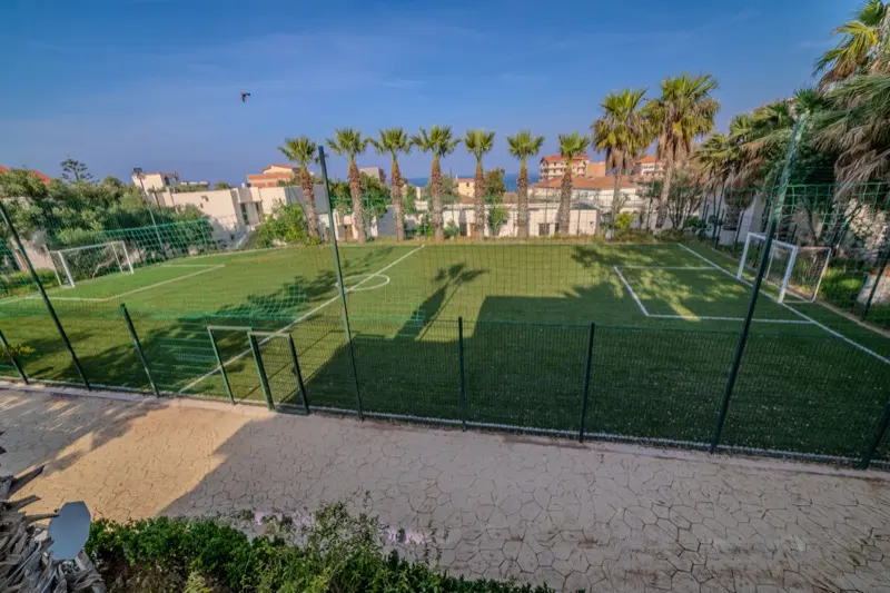 Terrain multisport en gazon synthétique de l'Hôtel Raïs, vue aérienne