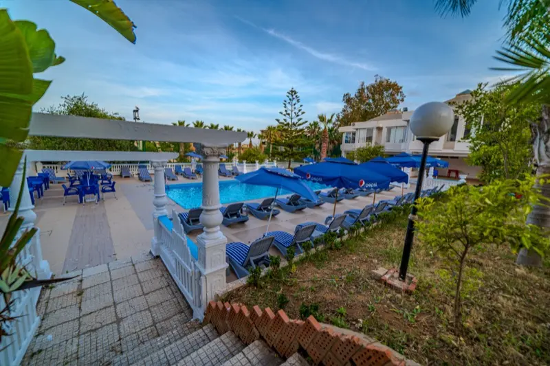 Piscine de l'Hôtel Raïs vue depuis la pergola en pierre
