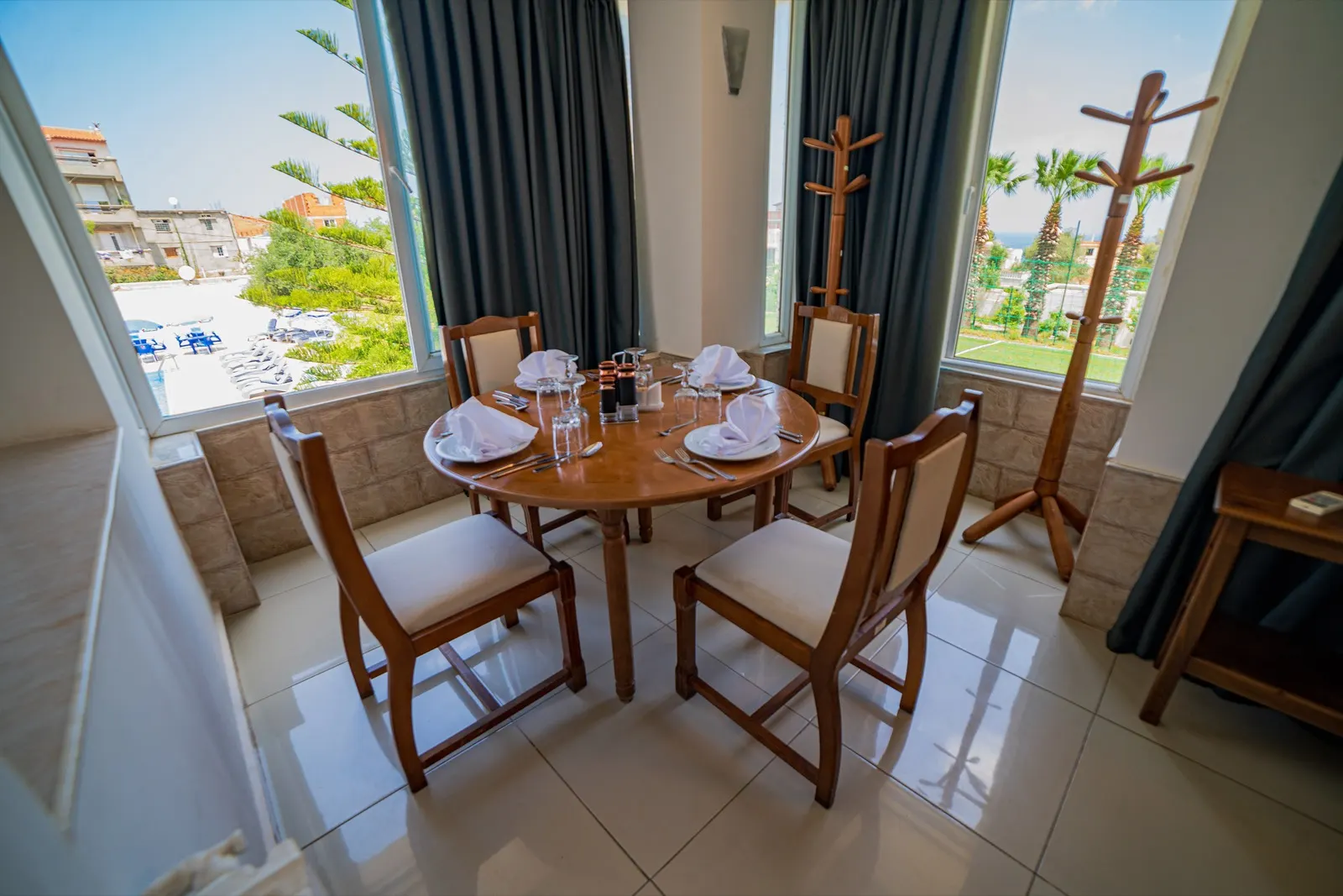 Table dressée du restaurant Mordjane avec vue sur les jardins