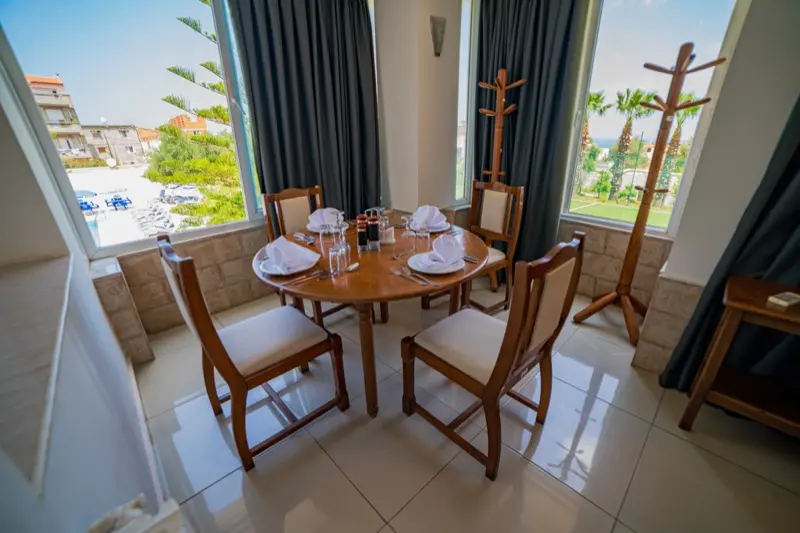 Table dressée du restaurant Mordjane avec vue sur la piscine et les jardins