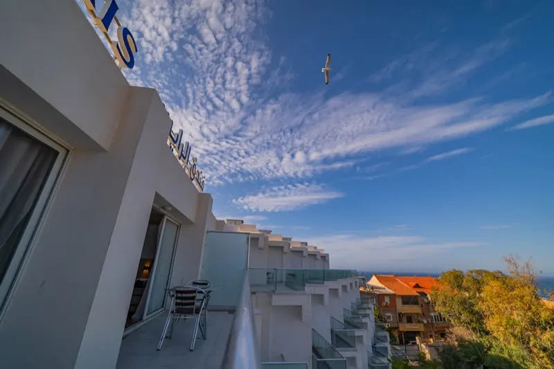 Terrasse en hauteur de l'Hôtel Raïs avec vue sur la mer