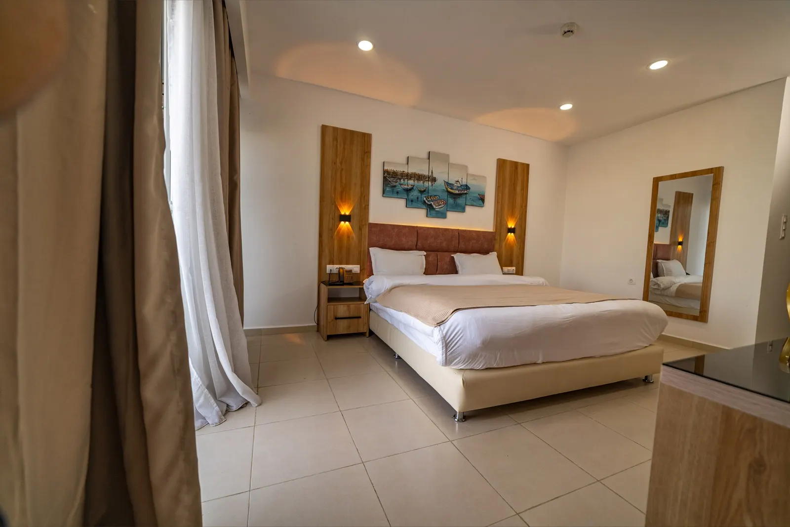 Chambre supérieure de l'Hôtel Raïs avec décoration murale marine