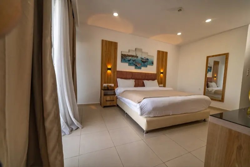 Chambre de l'Hôtel Raïs avec décoration murale marine