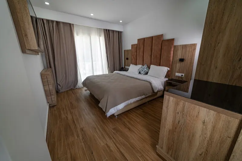 Chambre lumineuse de l'Hôtel Raïs, parquet et tons terracotta