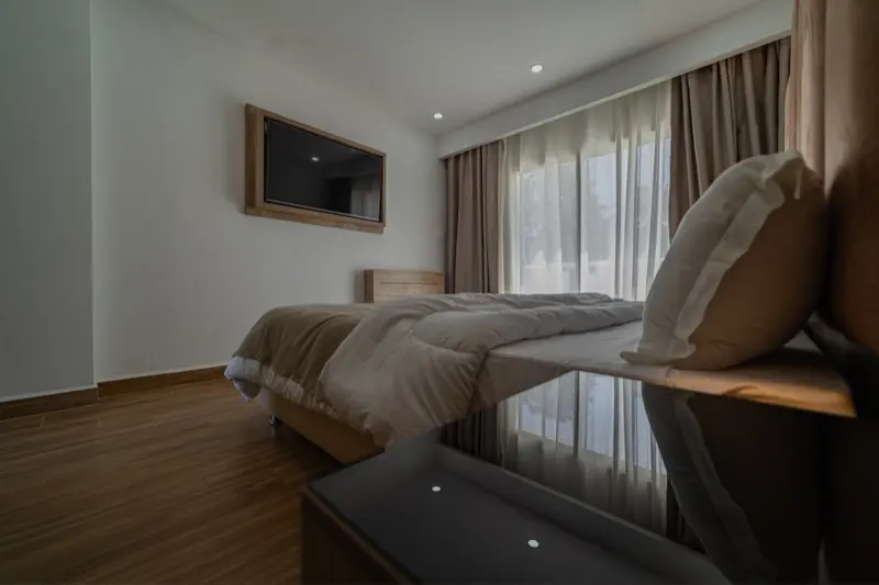 Chambre de l'Hôtel Raïs avec télévision écran plat