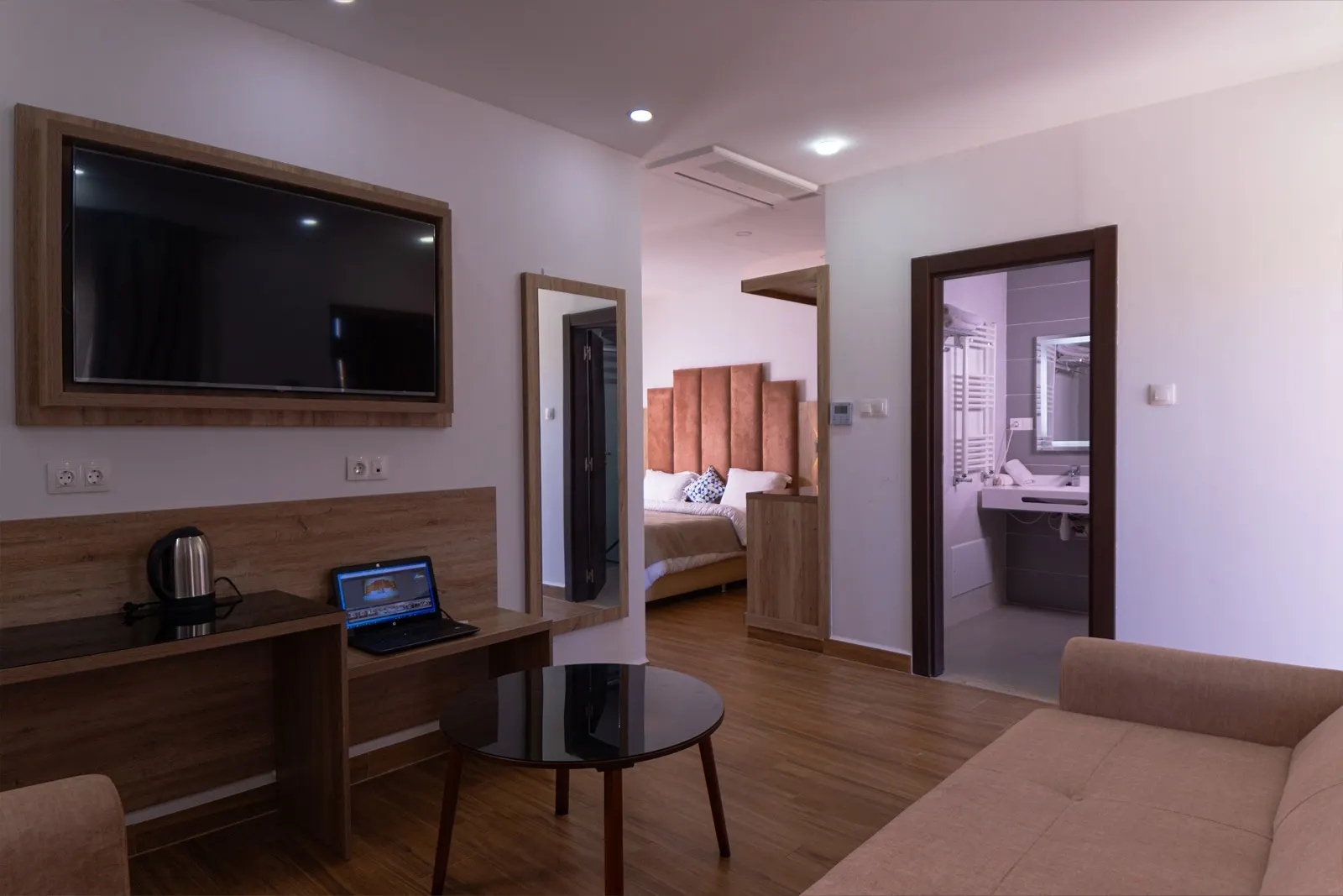 Salon indépendant de la suite familiale de l'Hôtel Raïs